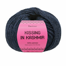 Last inn bildet i Galleri-visningsprogrammet, Kissing in Kashmir