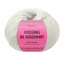 Last inn bildet i Galleri-visningsprogrammet, Kissing in Kashmir