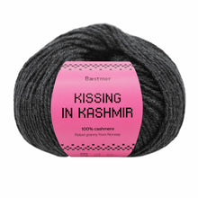 Last inn bildet i Galleri-visningsprogrammet, Kissing in Kashmir