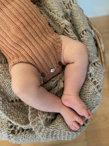 Helårsbody med knapper